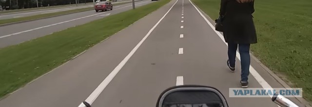Давит пешеходов на велодорожке