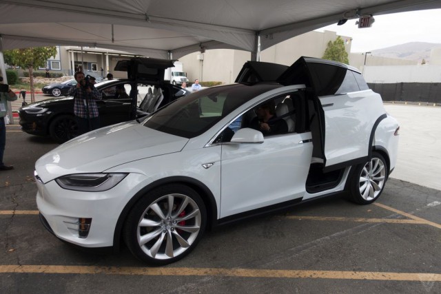 Tesla представила новый кроссовер Model X