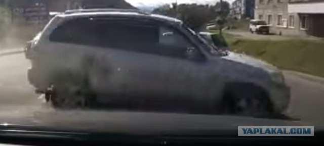 Сракер швырнул кроссовер на встречную