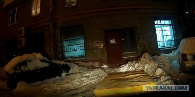 Как убирают лед с крыш в Москве
