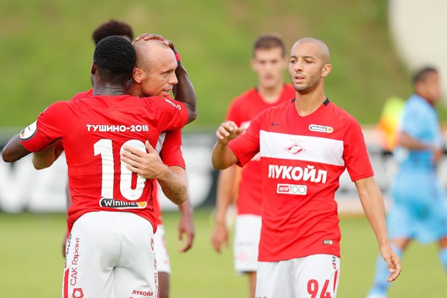Диалоги о футболе, спорте, хобби.