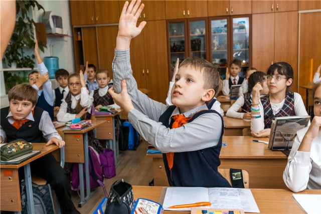 Диалоги о футболе, спорте, хобби.