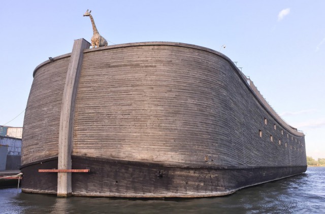 Плотник-любитель построил точную копию Ноева ковчега и плывёт на нём в Израиль