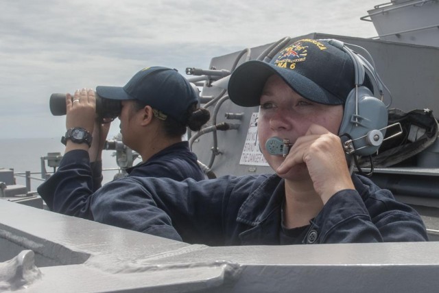 Женщины выполняют черную работу на авианосцах ВМС США