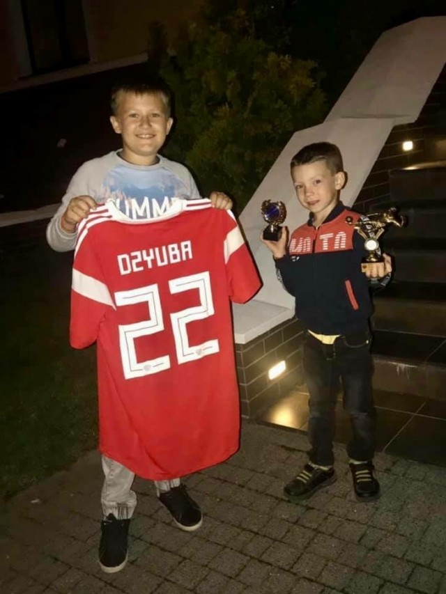 Калининградского школьника не пустили в номер к Дзюбе после матча. Но тот перезвонил, встретился и подарил футболку
