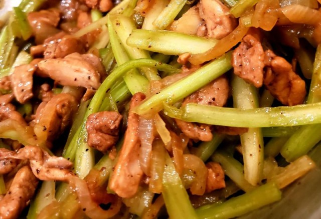 Цыпа Сельдереевна. Курица,лук,сельдерей.