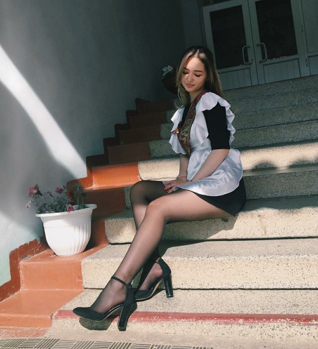 Девушки в Коротких Юбочках и Платьях