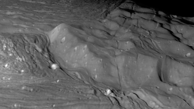 Самый некрасивый спутник в Солнечной системе: Миранда