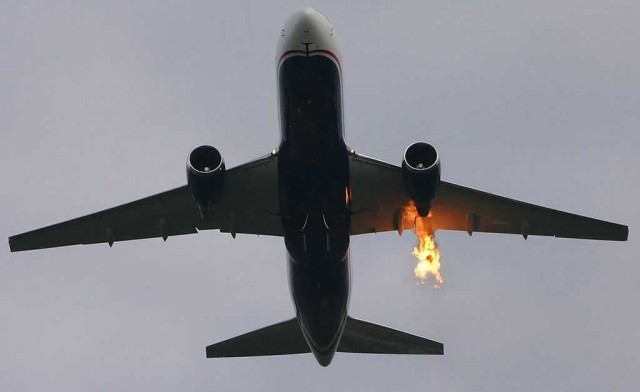 У самолёта в полёте взорвался двигатель