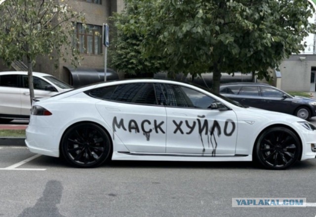 По всем соединенным штатам прокатились погромы автосалонов и отдельных машин Tesla.