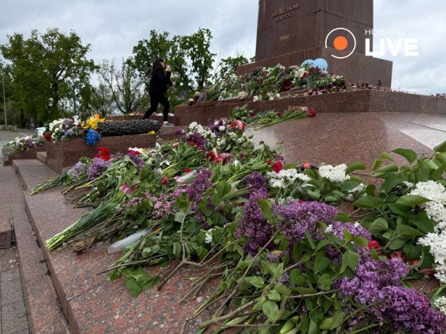 Одесситы пришли возложить цветы к памятнику неизвестному матросу на Аллее Славы