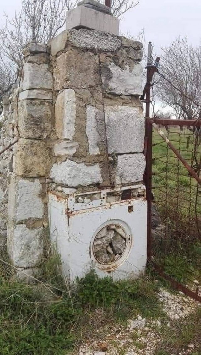 Летели два напильника, летели на боку