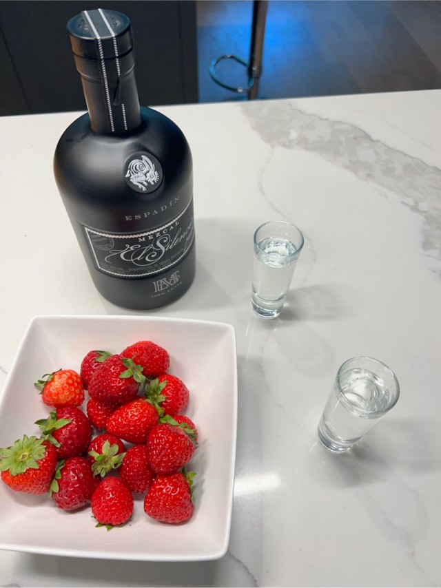 Немного клубнички вам в ленту
