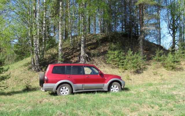 Новый Pajero выходит на рынок Японии по цене от 6 193 000 иен (около 3,2 млн рублей).