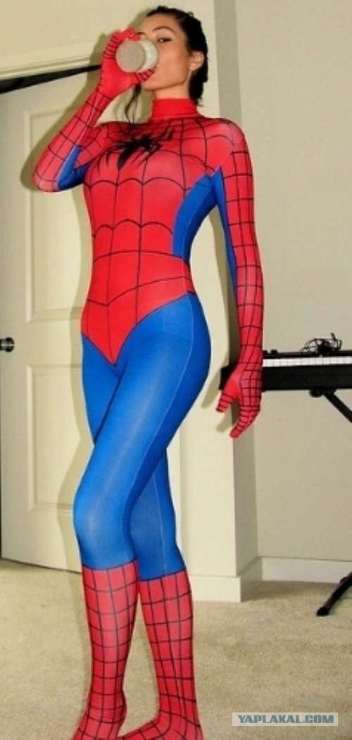 Девушки в костюме человека-паука