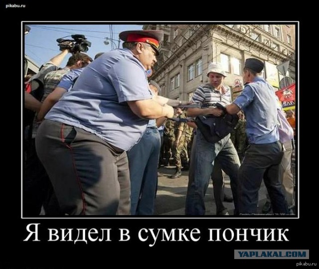 Полиция задержала женщину за желто-синий шарфик
