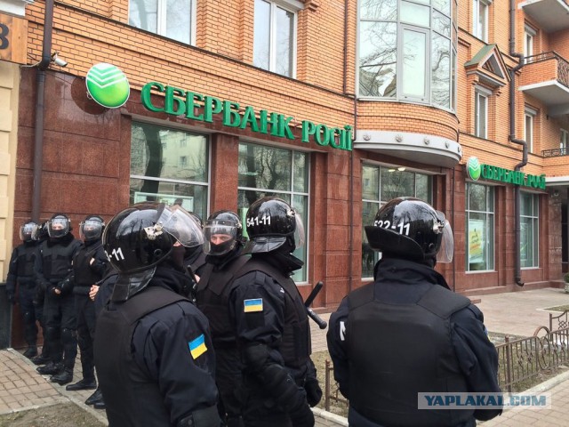 Митингующие разгромили Альфа банк на Крещатике 20 02 2016