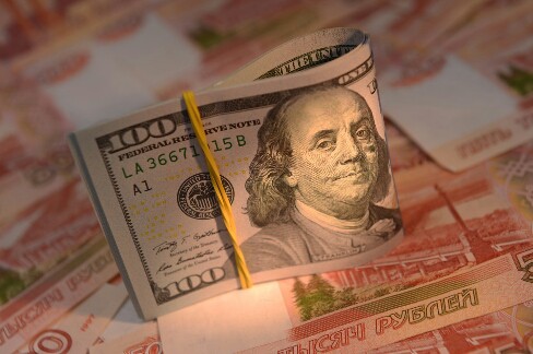 Не посчитал у кассы. Москвич лишился 20 млн рублей при обмене валюты в банке