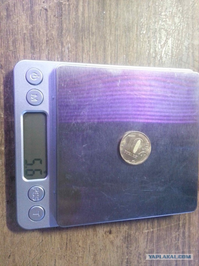 Врачу выдали зарплату в виде 35 килограммов монет