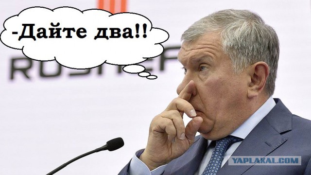 Президент Туркменистана Гурбангулы Бердымухаммедов поднимает золотой гриф от штанги