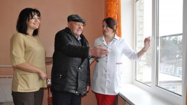 В Воронежской области пенсионер купил 2 пластиковых окна для райбольницы. У больницы не было на это денег