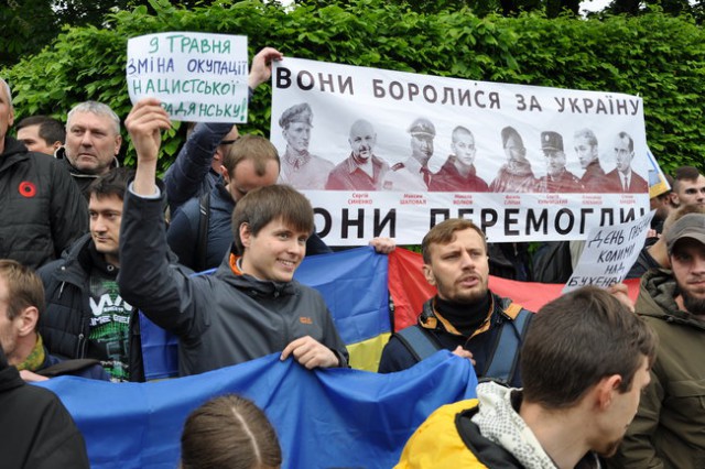 Небратья глумятся
