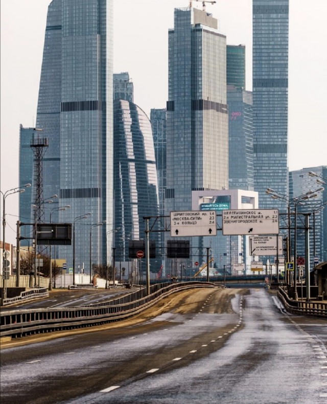 Москва официально находится на самоизоляции. Почти пустая Москва