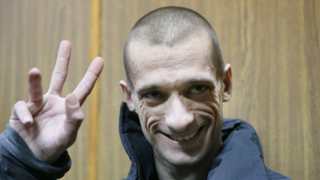 Три девушки разделись до трусов на Красной площади