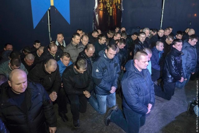 Белорусский милиционер загнал протестующего в метро и начал избивать