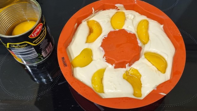 Быстро-вкусно: пирог на сметане с персиками