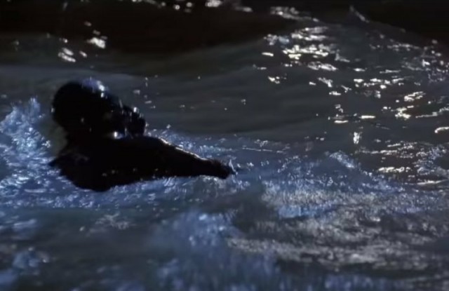 Нелепые моменты и киноляпы в фильме "В осаде", которые многие не заметили