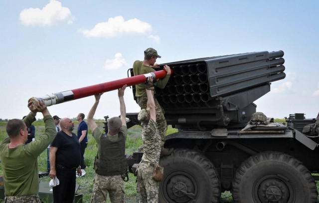 Житель Крыма нашёл в лесу три снаряда от «Града». И... конечно же решил их разобрать