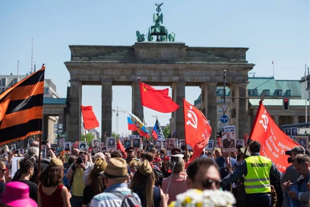 В Берлине отменили разрешение демонстрировать российские флаги 9 мая