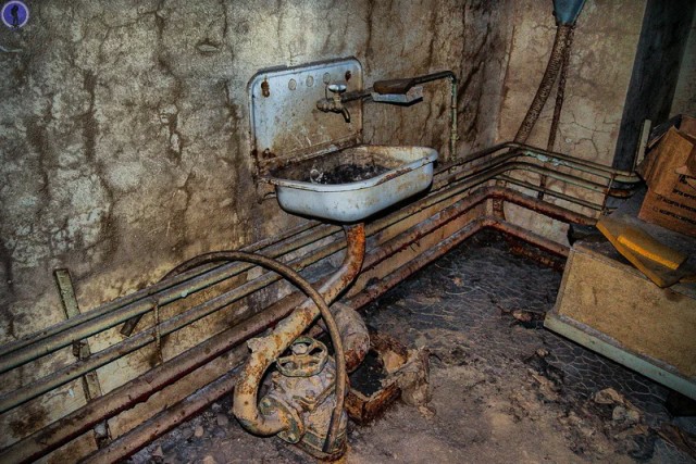 Заброшенное бомбоубежище с необычным дизелем и корабельными дверями