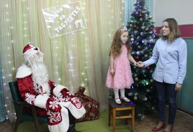 Школа в Находке извинилась за учителя физкультуры, который сыграл на детском празднике Снегурочку