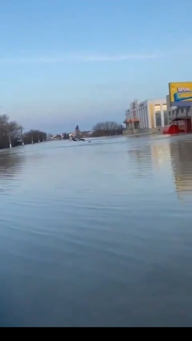 В Орске прорвало дамбу