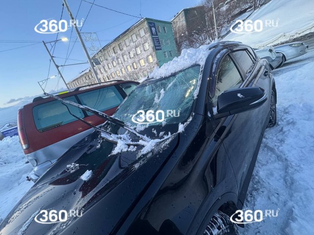 Лавина с крыши раздавила автомобиль в Петропавловске-Камчатском.