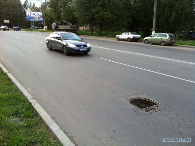 Знак аварийной остановки перед открытым колодцем