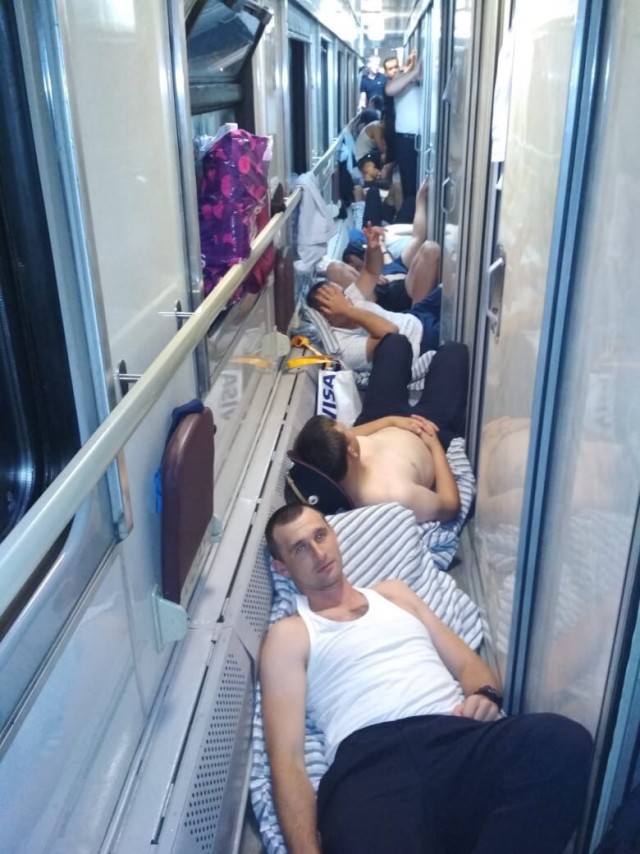Уезжавших с ЧМ-2018 полицейских утрамбовали в поезд