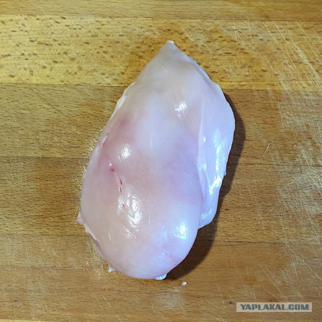 Куриное филе с голубым сыром с персиком и салатом