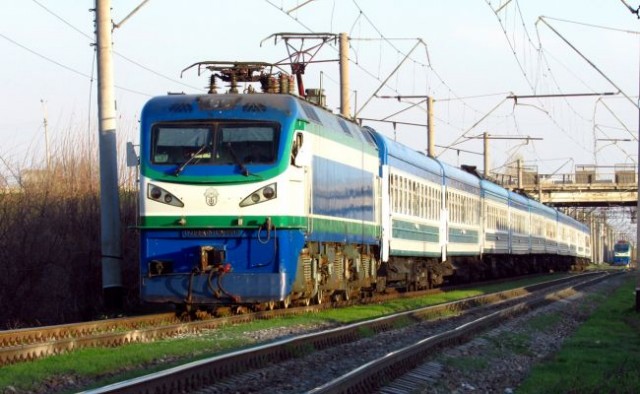 Узбекистан запустил 8 поездов для вывоза своих граждан из России