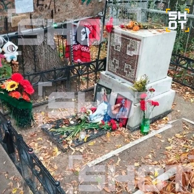 Свиную голову с надписями на латыни подложили к могиле музыканта Егора Летова в Омске.