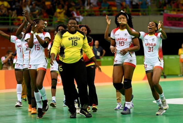 Вратарь женской сборной Анголы по гандболу на олимпийских играх в Бразилии