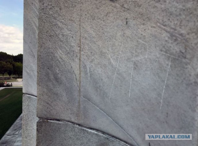 "Здесь был Нурик": Кыргызстанец выцарапал надпись на монументе Линкольну в СШA