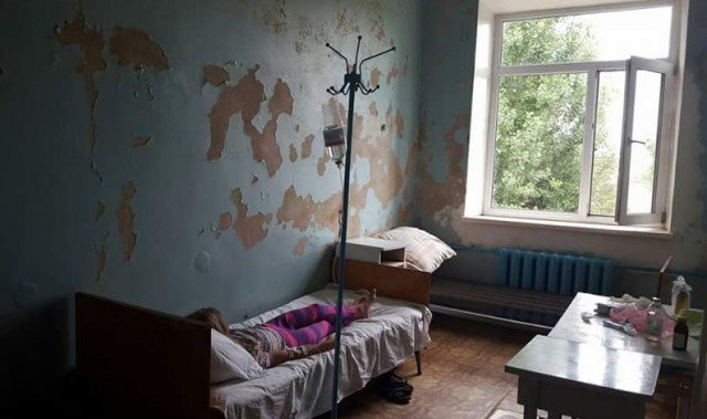 Медики попались пациенту с шампанским и были уволены