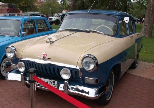 Авто Вернисаж на Неве.