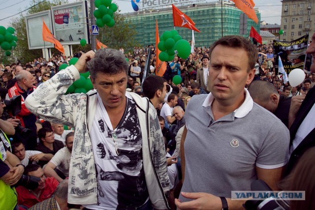 Какой то стример решил взять интервью у водителя на каршеринговой тачке