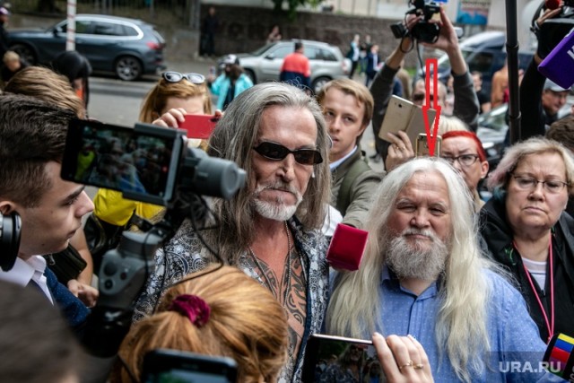 Шаман и барабанщицы: возле Пресненского суда сегодня был балаган... и даже, наверное, цирк