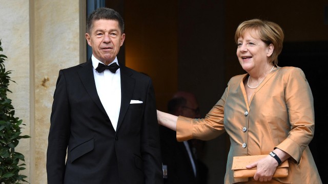 Ничего необычного, просто Меркель с мужем идет в магазин