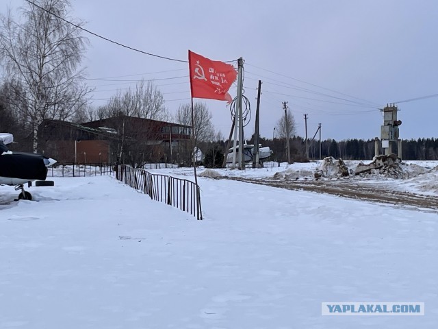 Почему некоторые люди ставят заборы лицевой стороной к соседям.